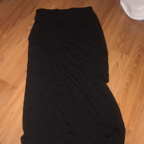 black long skirt. - Picture 1 of 2